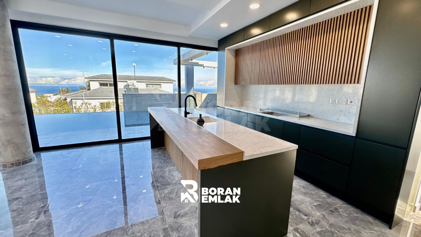 Girne Çatalköy’de 4+1, Geniş Bahçeli, Dağ ve Deniz Manzaralı, Özel Havuzlu Satılık Villa