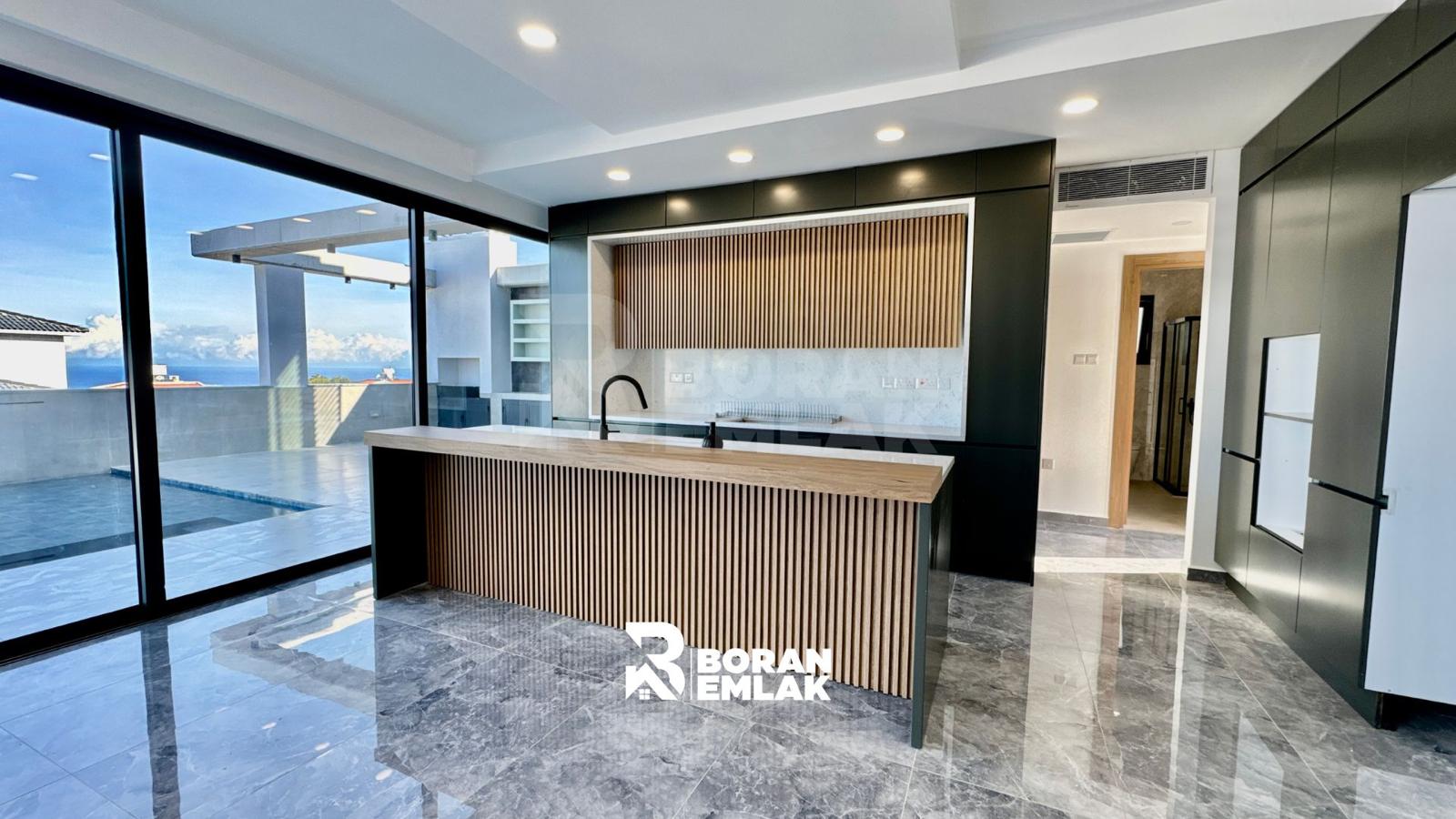 Girne Çatalköy’de 4+1, Geniş Bahçeli, Dağ ve Deniz Manzaralı, Özel Havuzlu Satılık Villa